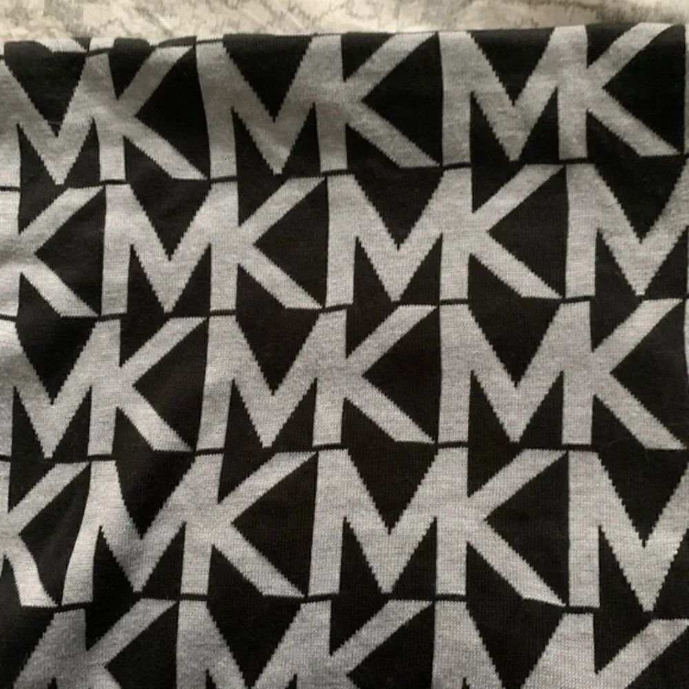 Michael Kors Infinity Signature Scarf - Picture 2 of 5